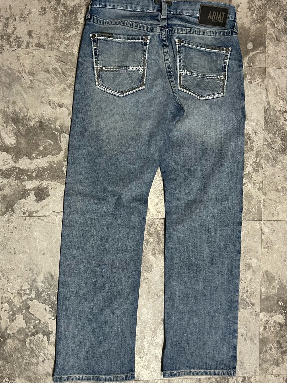 ARIAT MEN'S M2 STIRLING LIGHT WASH RELAXED BOOTCUT FIT DENIM JEANS - Picture 5 of 6